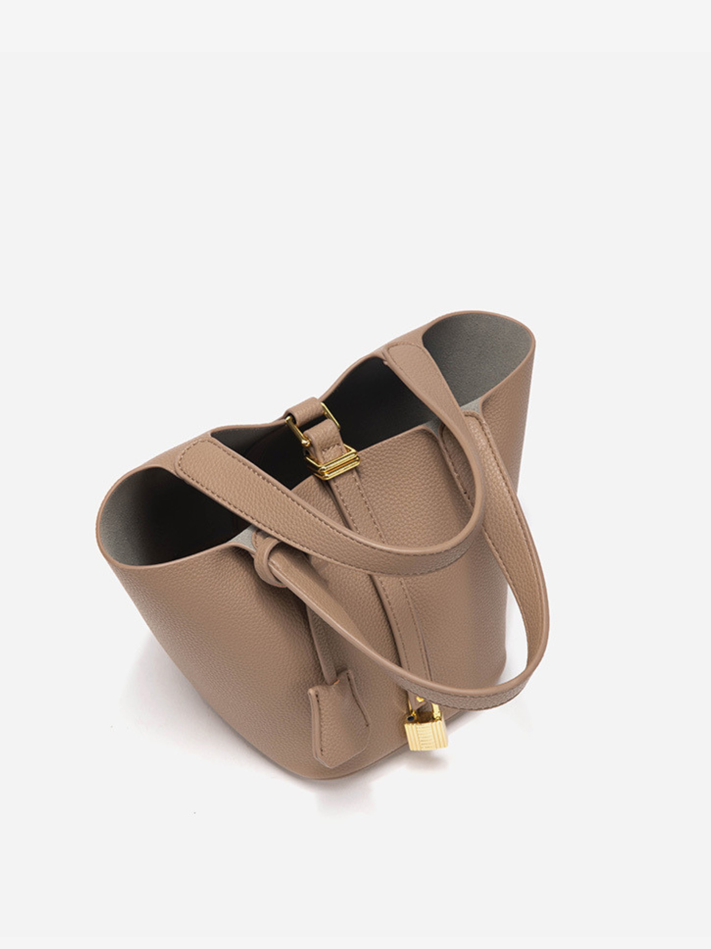 Beatrice's Minimalist Bucket Bag – Where Function Meets Elegance