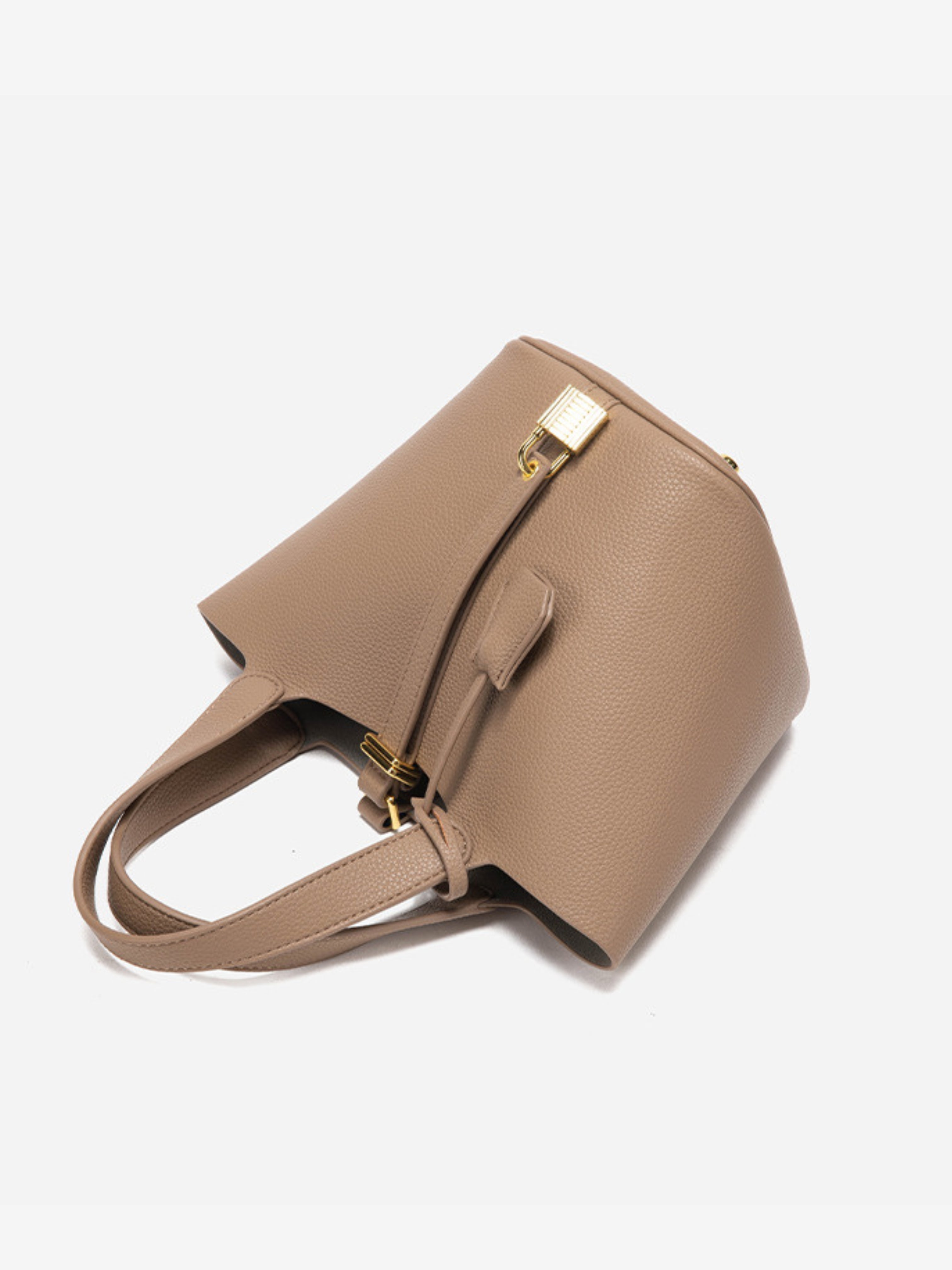 Beatrice's Minimalist Bucket Bag – Where Function Meets Elegance