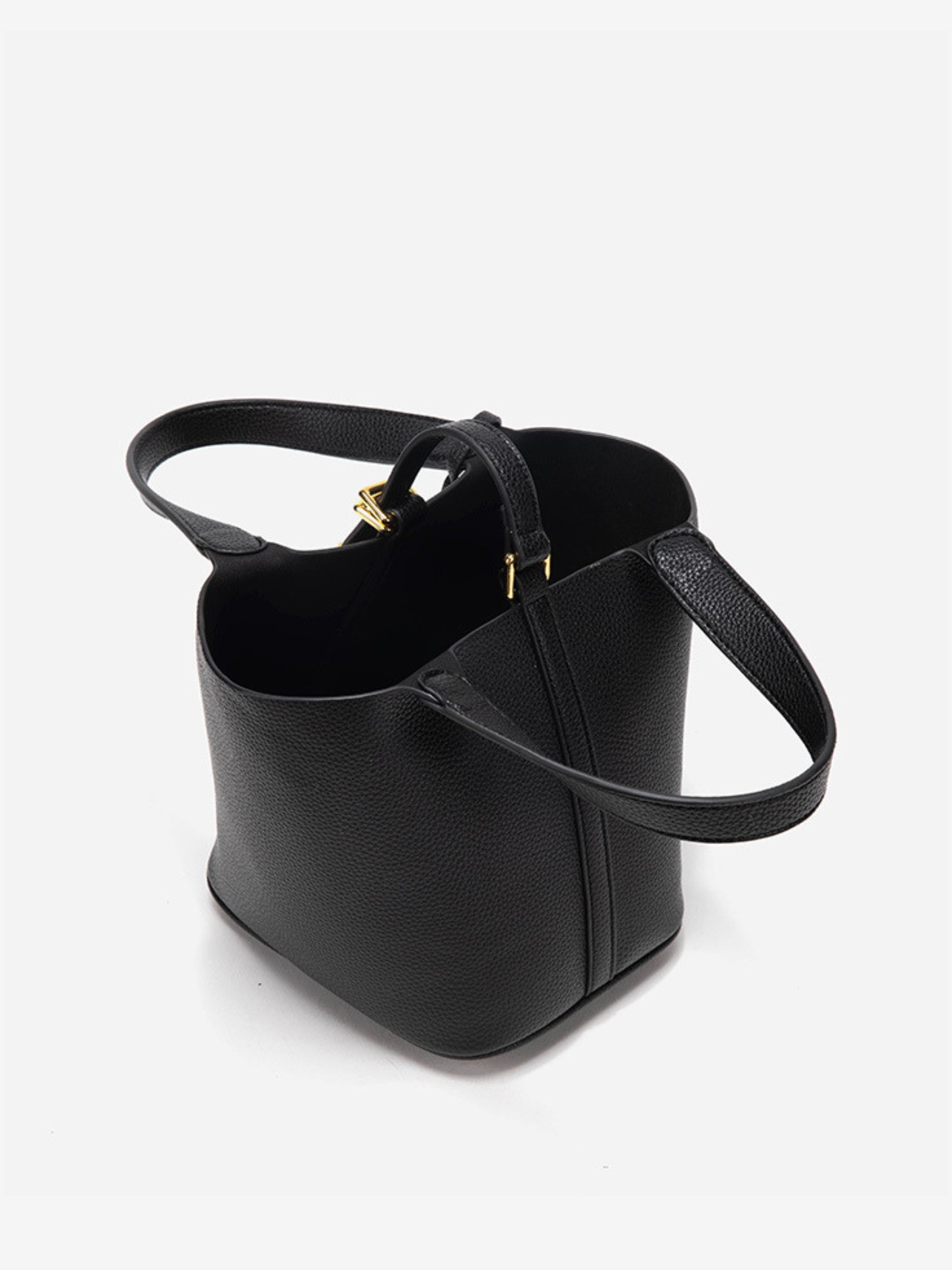 Beatrice's Minimalist Bucket Bag – Where Function Meets Elegance